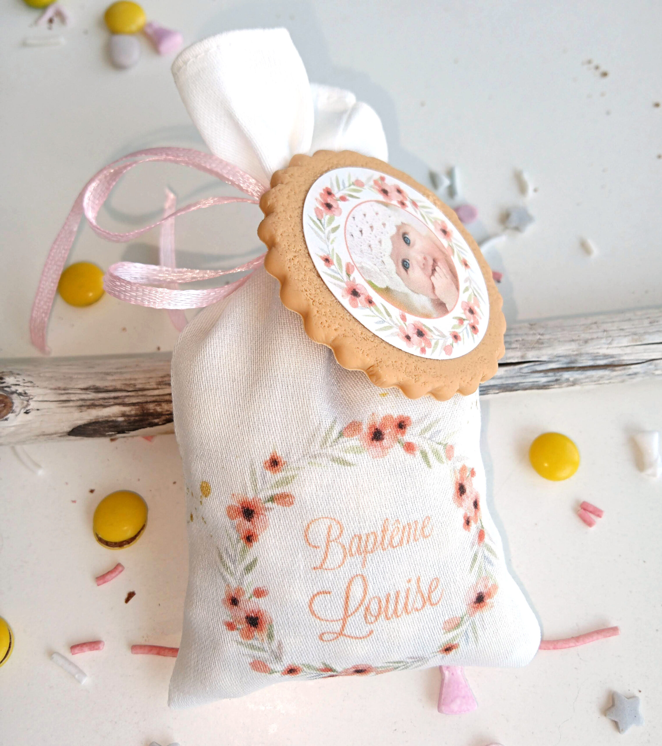 cadeau-invite-sachet-dragees-bapteme-theme-fleur-saumon-rose-vegetal-couronne-nature-original-personnalise