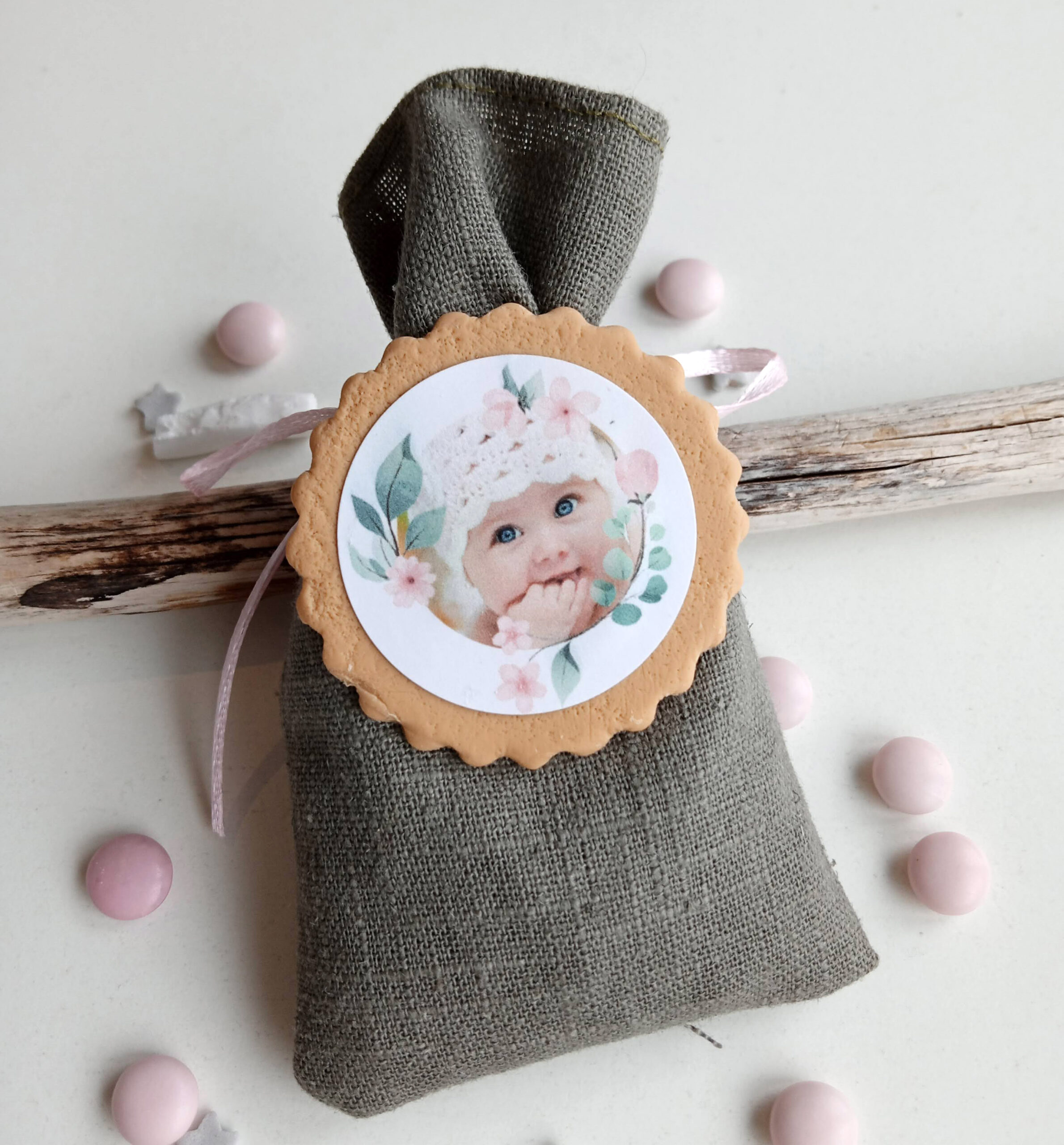 ballotin-dragees-bapteme--biscuit-fleur-personnalise-gourmand-cadeau-invite