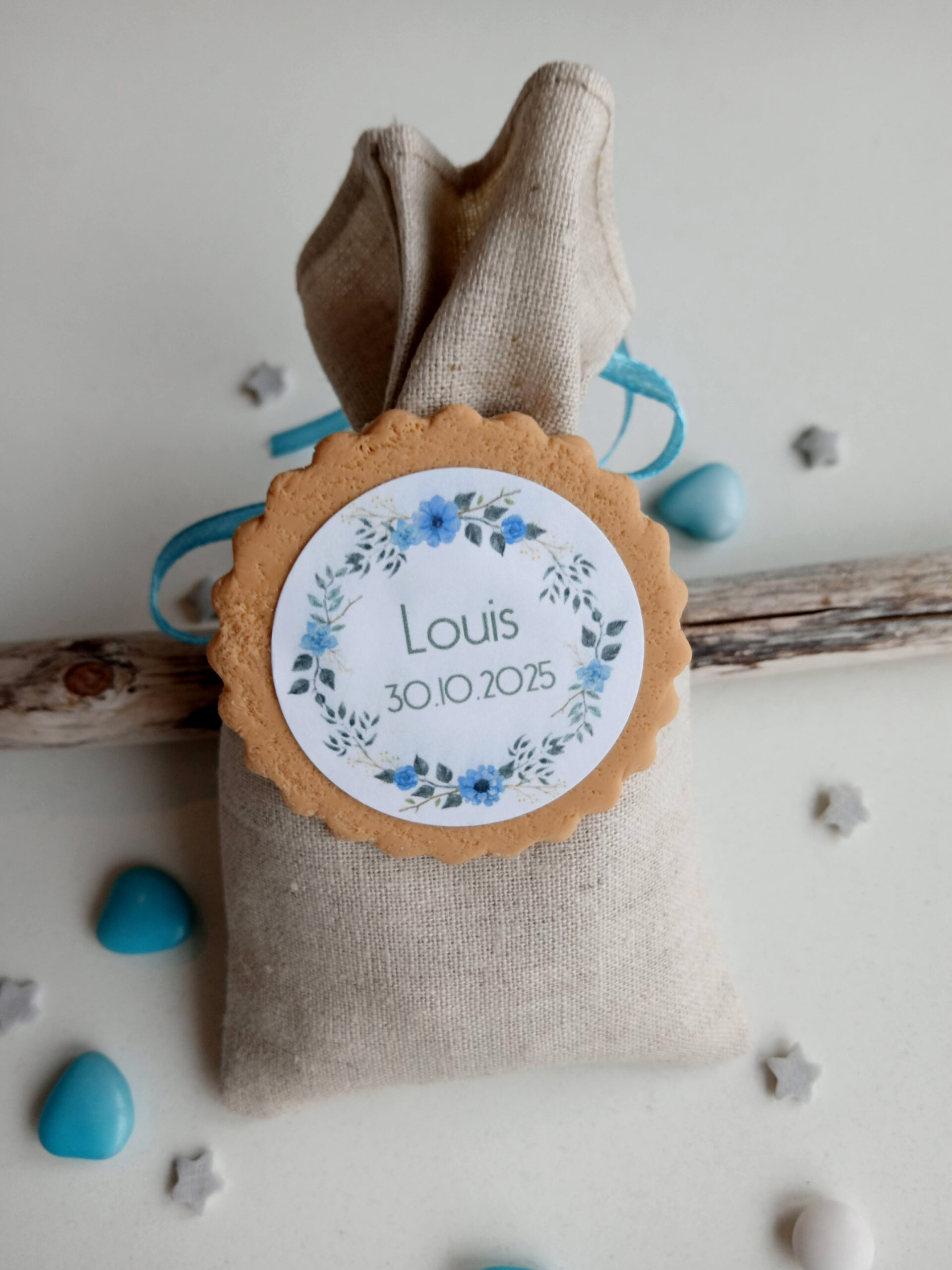 ballotin-dragees-bapteme-lin-beige-nature-biscuit-fleur-personnalise-gourmand-cadeau-invite