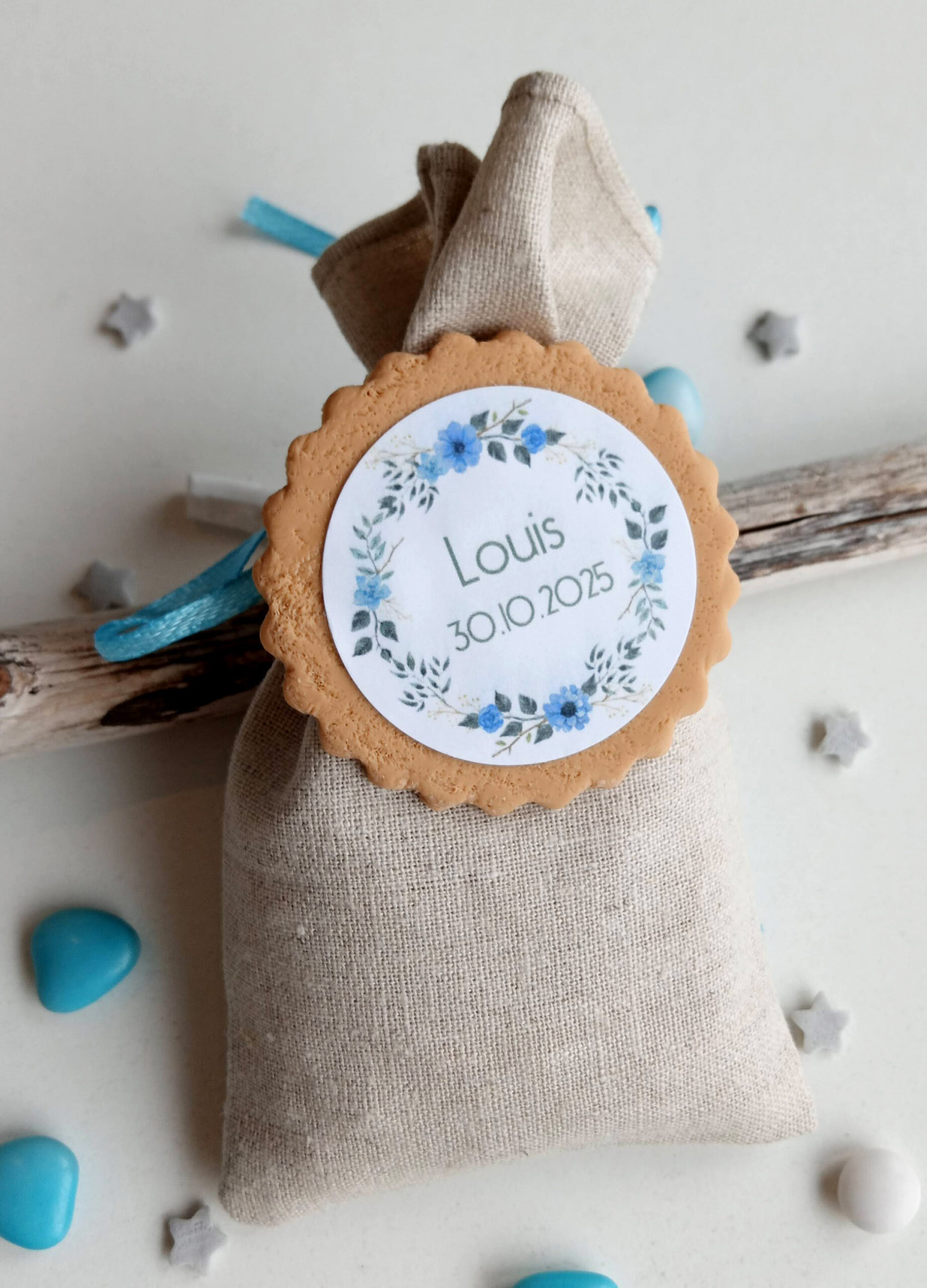 ballotin-dragees-bapteme-lin-cleir-biscuit-fleur-bleu-personnalise-gourmand-cadeau-invite