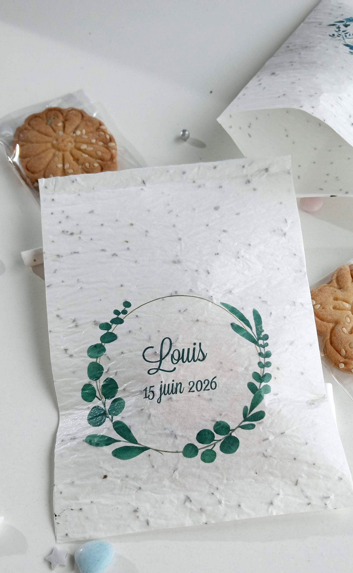 sachet-biscuit-bapteme-papier-plante-encemence-theme-couronne-eucalyptus-cadeau-invite