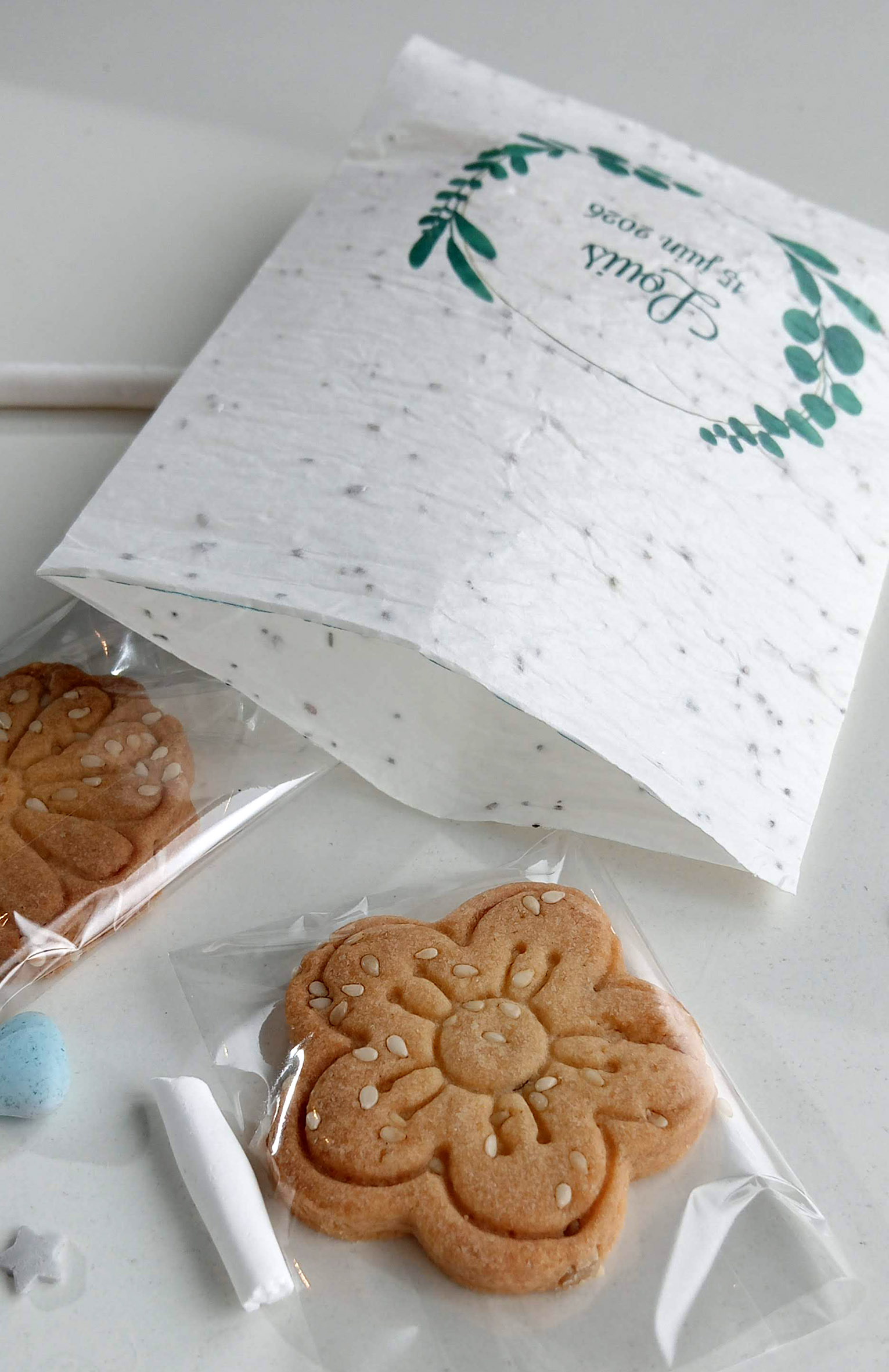 sachet-biscuit-bapteme-papier-plante-encemence-theme-couronne-fleur-cadeau-invite-personnalise