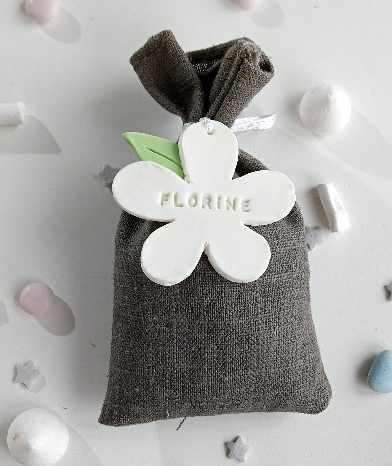 sachet-dragees-bapteme-fleur-nature-porcelaine-vert-olive-personnalise-prénom-souvenir-blanc-tendance-original