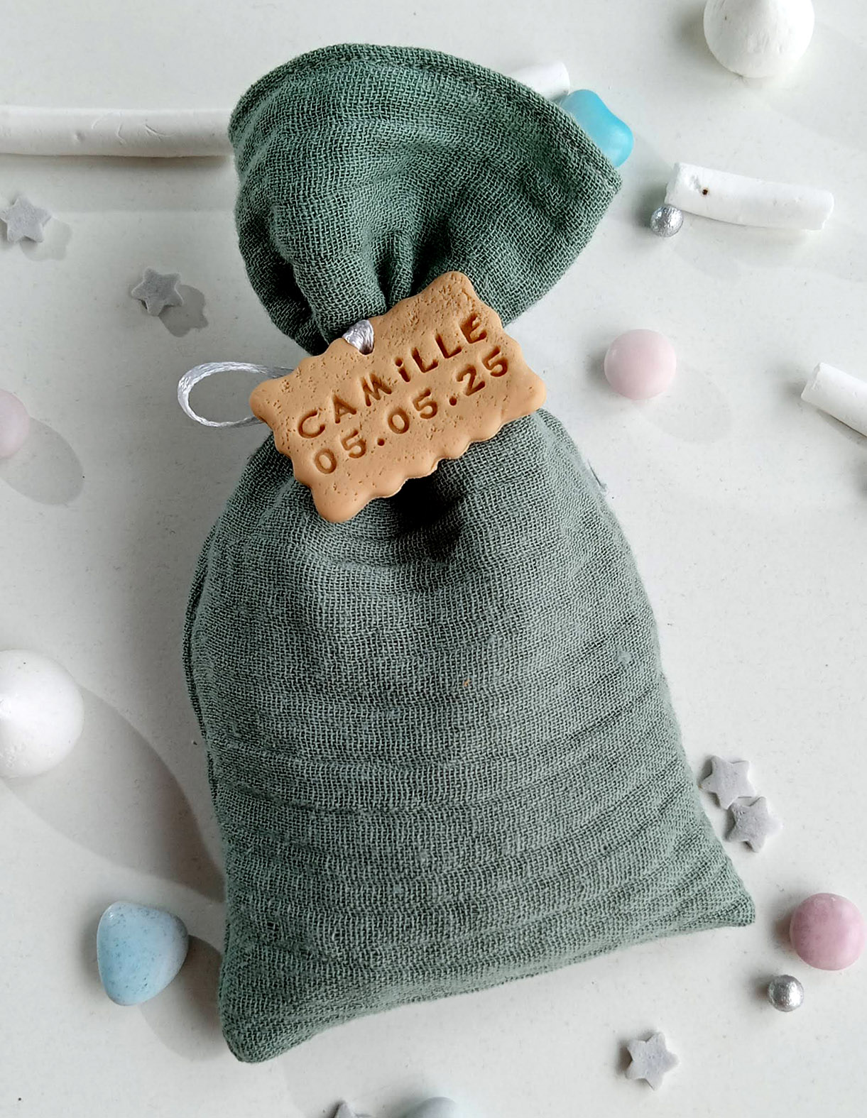 sachet-dragees-double-gaz-vert-sauge-theme-bapteme-eucalyptu-cadeau-invite-mode-biscuit-bleu-vert-gourmand-souvenir