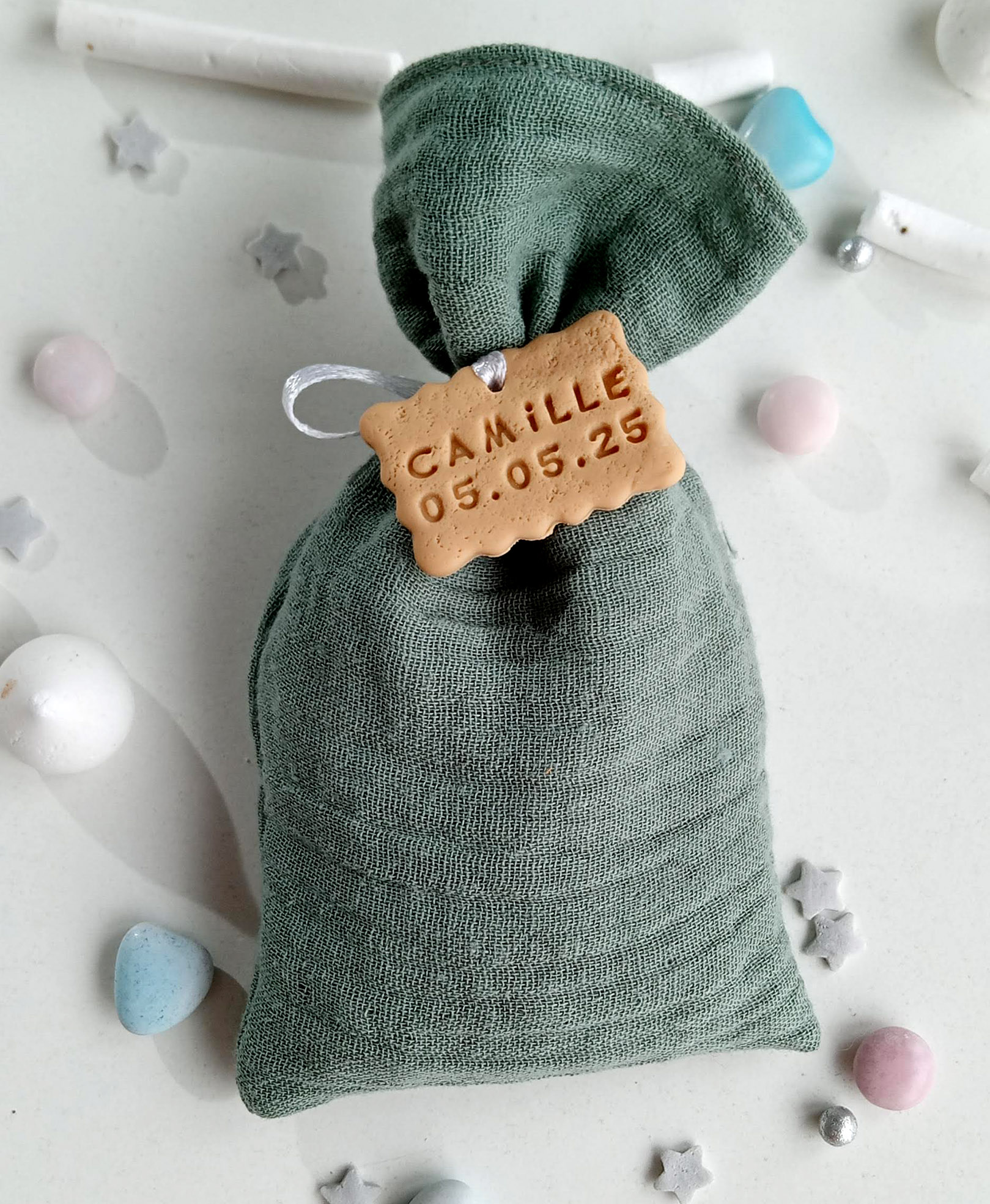 sachet-dragees-double-gaz-vert-sauge-theme-bapteme-eucalyptu-cadeau-invite-mode-biscuit-bleu-vert-gourmand