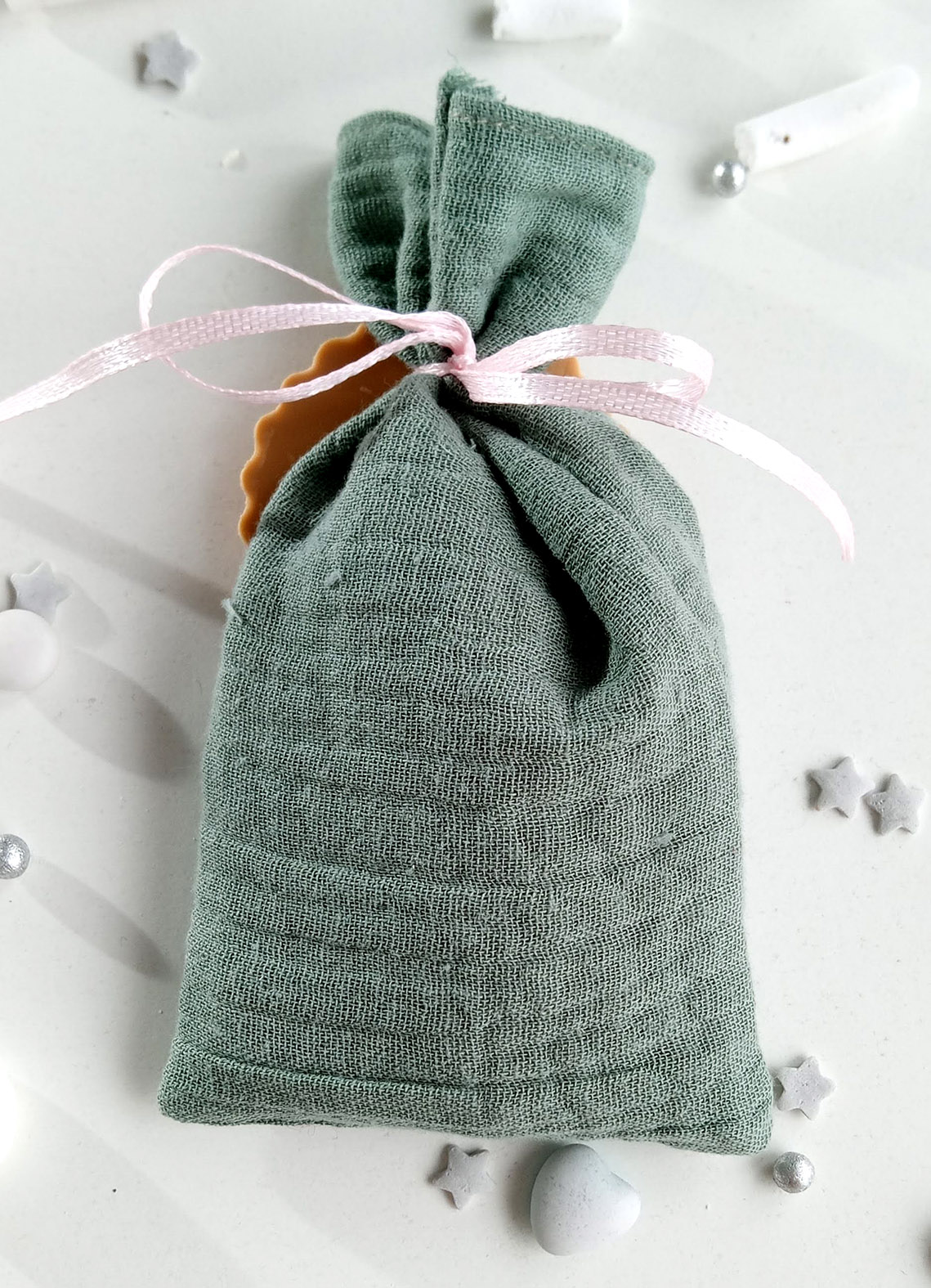 sachet-dragees-double-gaz-vert-sauge-theme-bapteme-eucalyptu-cadeau-invite-mode-douceur-tendance