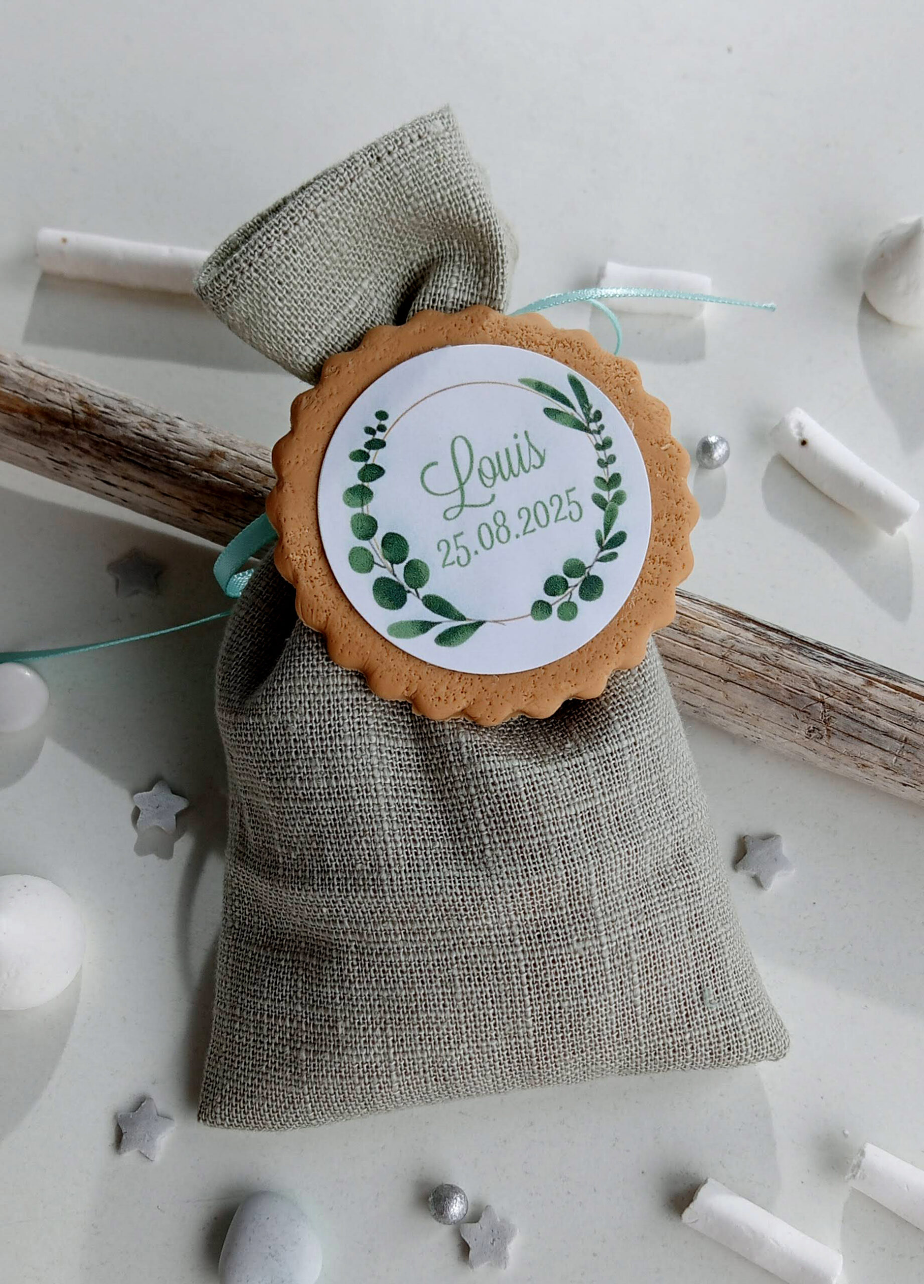 sachet-dragees-lin-vert-sauge-theme-bapteme-eucalyptu-cadeau-invite-mode